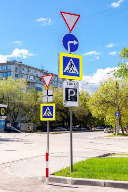 Caddenin üzerinde kavşak üzerinde farklı yol işaretleri