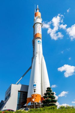 Mavi gökyüzüne karşı anıt olarak gerçek Soyuz Uzay aracı