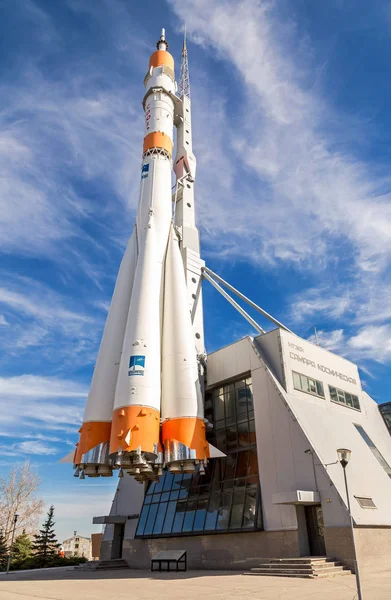 Real Soyuz nave espacial como monumento e centro de exposições do espaço — Fotografia de Stock