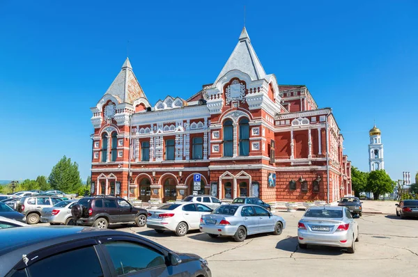 Edificio histórico de teatro dramático en verano día soleado en Samara — Foto de Stock