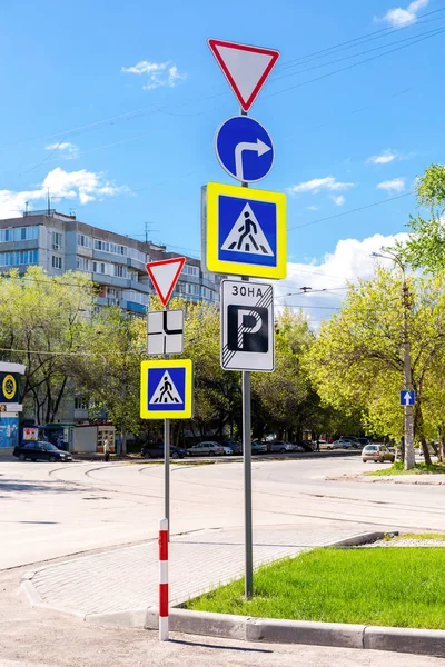 Diferentes señales de tráfico en el cruce en la calle de la ciudad —  Fotos de Stock