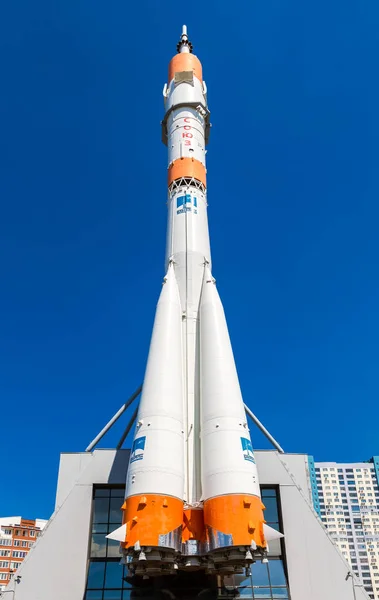 Echte Sojoez-ruimteschip als monument tegen de blauwe hemel — Stockfoto