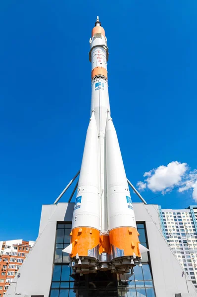 Echte Sojoez-ruimteschip als monument tegen de blauwe hemel — Stockfoto