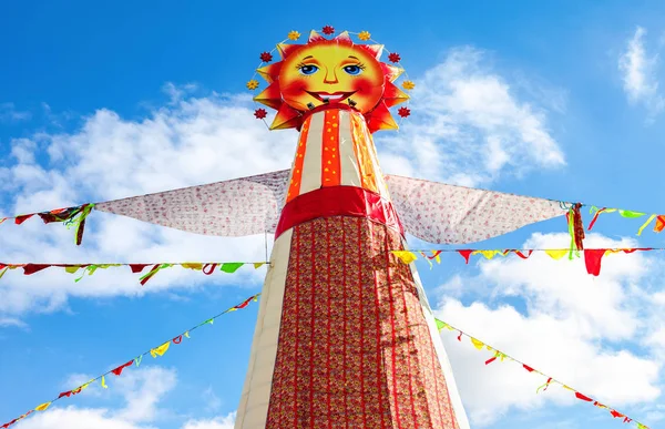 Große Puppe für das Brennen auf dem blauen Himmel Hintergrund — Stockfoto