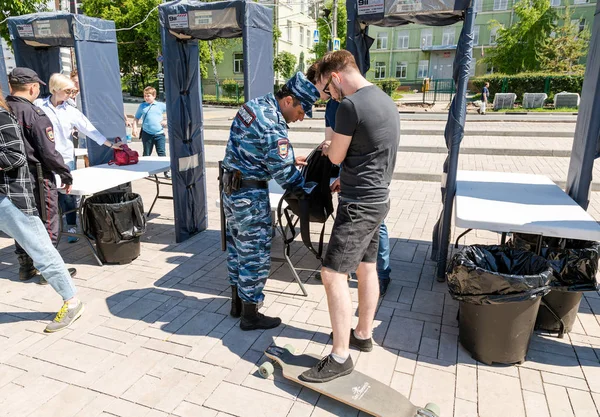 La gente passa attraverso telai della polizia metal detector — Foto Stock