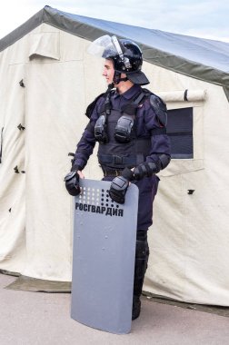 Rosgvardia Özel Kuvvetler asker üniformalı ile kalkan ve 
