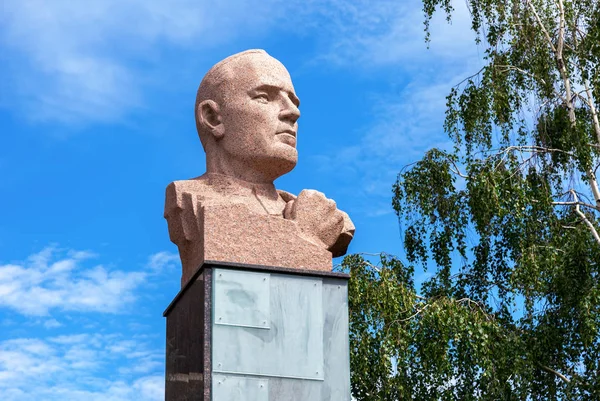 Monumento de granito para o Dmitry Karbyshev — Fotografia de Stock