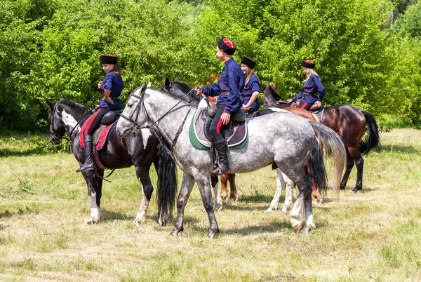 Jonge Kozakken in traditionele uniform op de paarden — Stockfoto