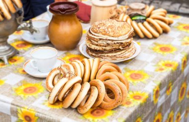 Lezzetli simit, kızarmış krep, semaver ve sofra takımları