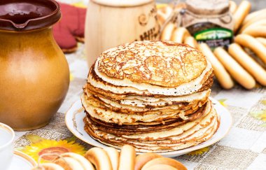 İştah açıcı kızarmış krep ve simit yığını