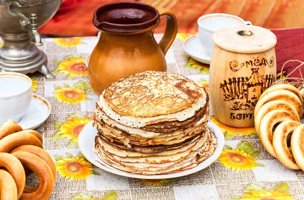 Masada simit ve iştah açıcı kızarmış krep yığını