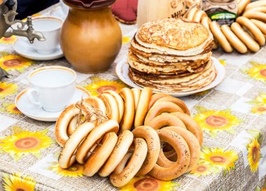İştah açıcı lezzetli simit, kızarmış krep yığını semaver ve ta