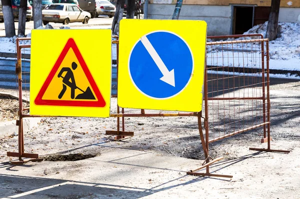 Trabajos de carretera y señales de desvío en la carretera de la ciudad — Foto de Stock