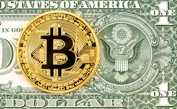 Cryptocurrency Bitcoin emas terletak pada uang kertas satu dolar — Stok Foto