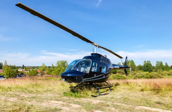 Business helikopter Bell Jet Ranger Iii väntar passagerare — Stockfoto