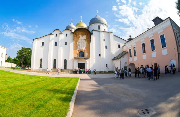 Turisti vicino alla Cattedrale ortodossa russa di Santa Sofia a Novgo — Foto Stock
