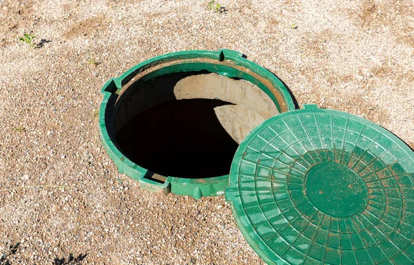 Ouvert trou d'égout non sécurisé de fosse septique rurale avec p vert — Photo