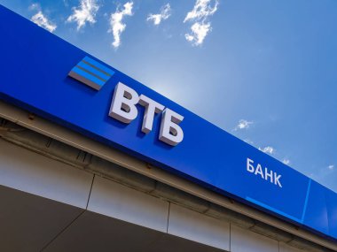 Mavi gökyüzüne karşı Rus Vtb bankanın logosu