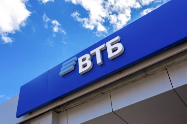 Mavi gökyüzüne karşı Rus Vtb bankanın logosu