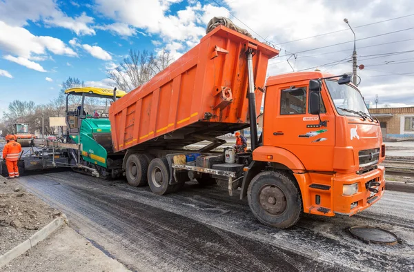 Arbeiten zur Verlegung der Asphaltdecke auf einer Stadtstraße — Stockfoto