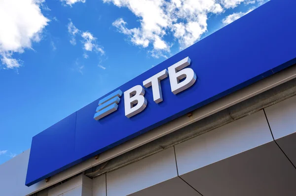 Logo van de Russische Vtb bank tegen de blauwe hemel — Stockfoto