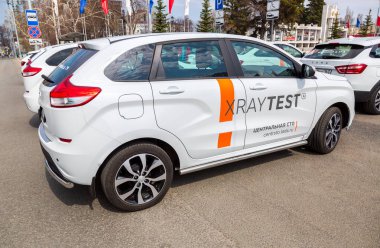 Yeni Rus araç Lada Xray City sokak