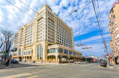 Lotte Hotel Samara yaz güneşli gün