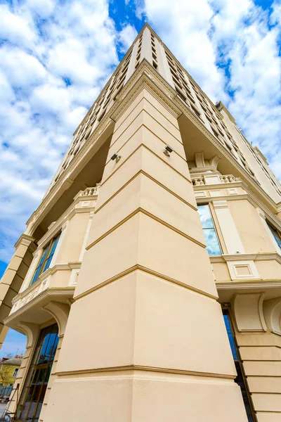 Гостиница "Самара" на фоне синего неба — стоковое фото