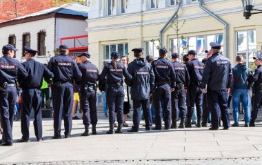 Polis memuru bir Leningradskaya Caddesi bir tersi sırasında engellemek.