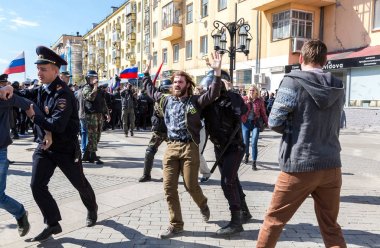 Protestocu muhalefet mitingde polis tarafından tutuklandı 