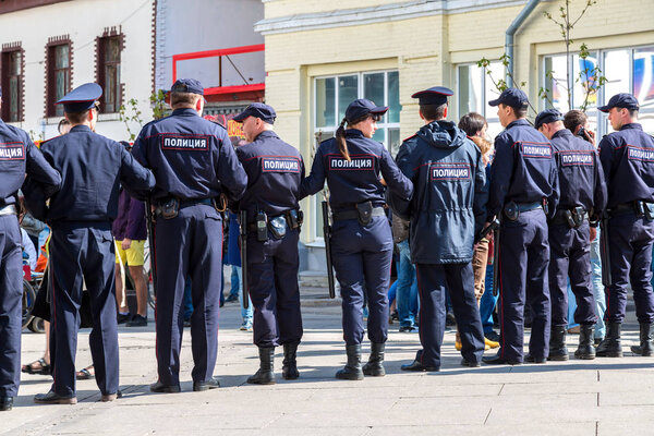 Сотрудники милиции блокируют Ленинградскую улицу во время противостояния
