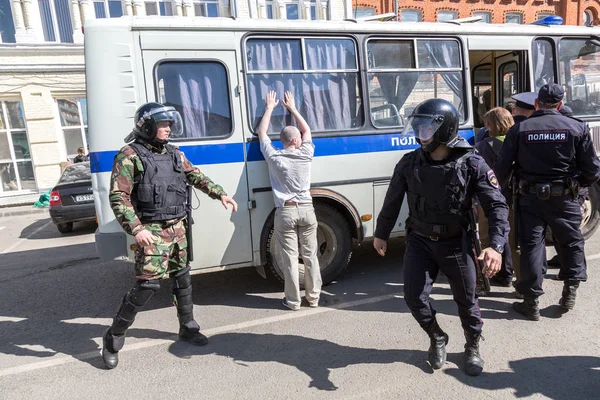 Протестующего арестовывает полиция на митинге оппозиции — стоковое фото