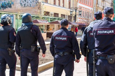 Polis memuru bir Leningradskaya Caddesi bir tersi sırasında engellemek.