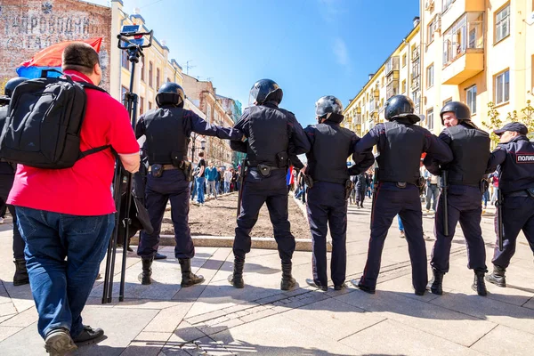 Polis memuru bir Leningradskaya Caddesi bir tersi sırasında engellemek.