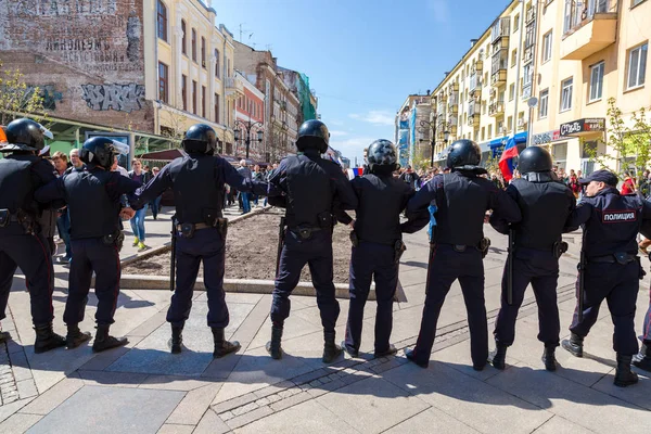 Сотрудники милиции блокируют Ленинградскую улицу во время противостояния — стоковое фото