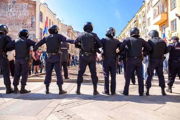 警员在对面列宁格勒街 — 图库照片