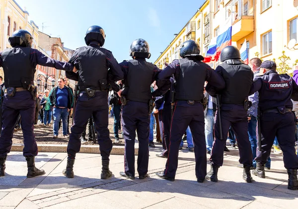 Politieagenten blokkeren een Leningradskaja street tijdens een tegenovergestelde — Stockfoto