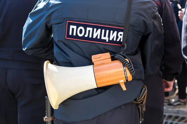 Policial russo com alto-falante megafone — Fotografia de Stock