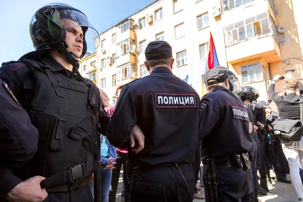 Сотрудники милиции блокируют Ленинградскую улицу во время противостояния — стоковое фото