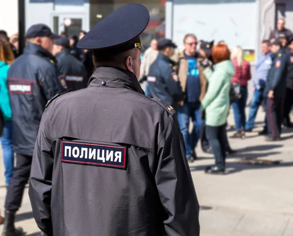 Russische politieagenten tijdens een oppositie protest rally op de stad — Stockfoto