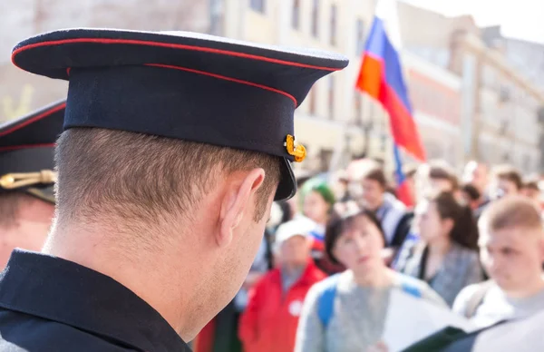 Russian police officer against the crowd during an opposition pr — Stock Photo, Image