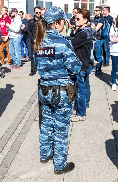 俄罗斯女警察带枪带, 手铐枪, shoker 和荷兰 — 图库照片