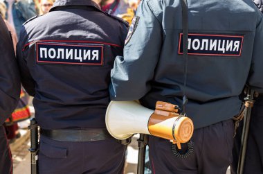 Rus polis megafon hoparlör ile