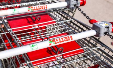 Alışveriş sepetlerini Auchan deposunun