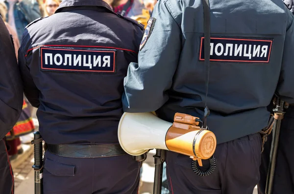 Policial russo com alto-falante megafone — Fotografia de Stock