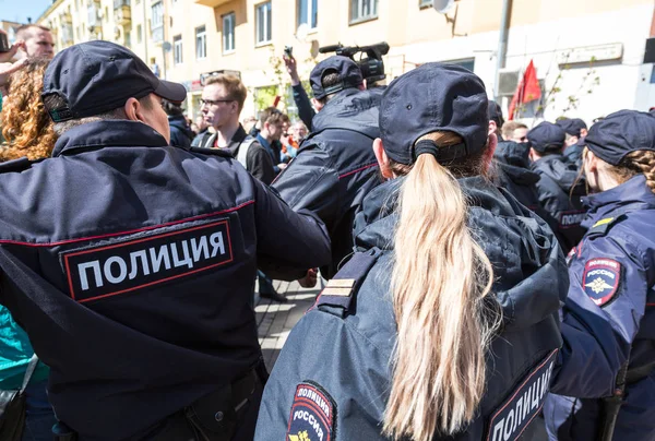 Rus polis ve polis bir muhalefet protesto r sırasında — Stok fotoğraf