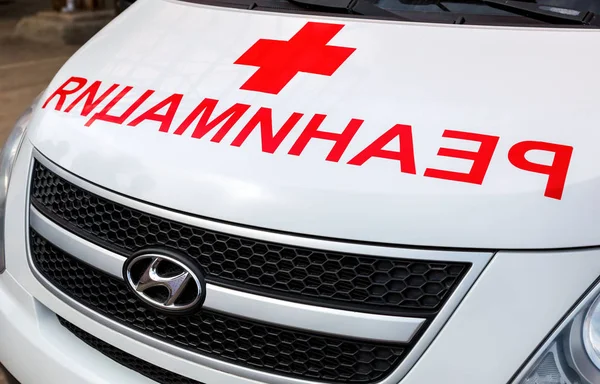 Машина скорой помощи с красным крестом — стоковое фото