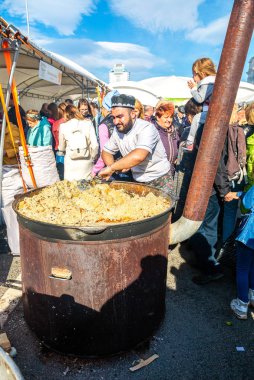 Büyük bir kazanda geleneksel doğu pilavı pişirmek