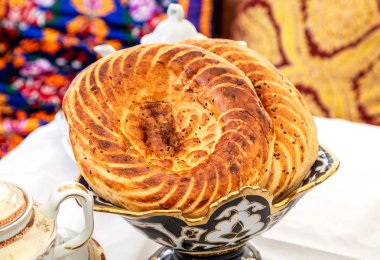 Bayram masasında susamlı taze Özbek ekmeği.