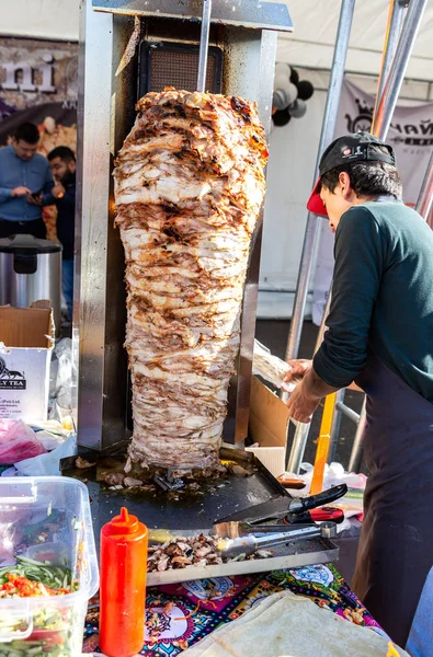 Carne di kebab di doner di fast food tradizionale su una griglia rotatoria — Foto Stock